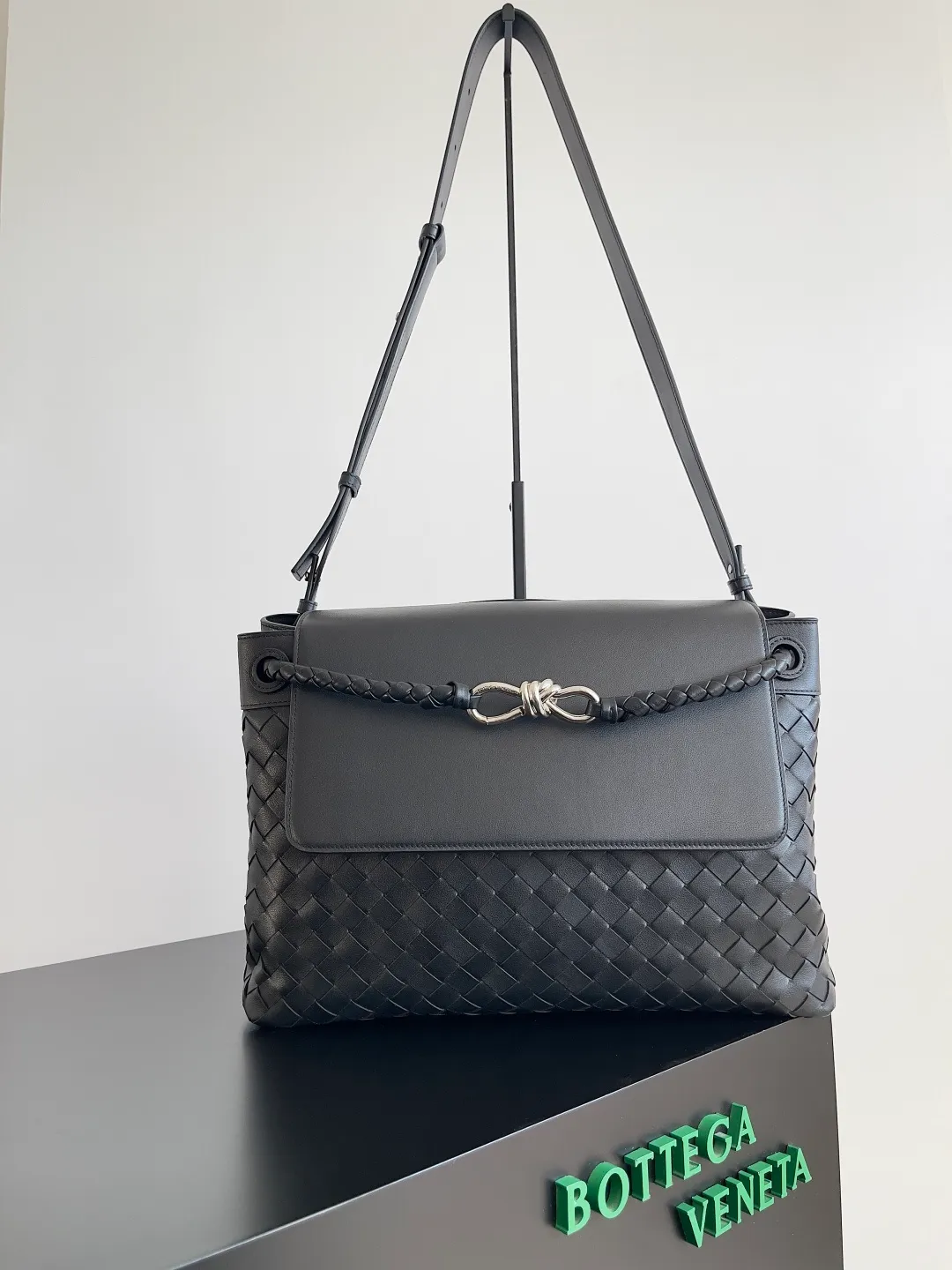 Batch 2460 BOTTEGA VENETA 2025 new men's ANDIAMO backpack Bottega Veneta's main recommendation is undoubtedly Andiamo. The first new favorite of 2025 is a men's splayed buckle bag. It can be seen that the designer has used many small ideas. The detachable cross-body strap is very convenient for elite office workers to carry their work diary. Reduce the burden on your hands when carrying office supplies. The interior is divided into two large compartments and a small zippered compartment. Unlike the women's model, the compartments here are not detachable. The fixed large single layer also makes it easier to pack lightly when going out to work and avoids the accumulation of too many small items. Style number: 807715 Size: 37*26*13cm